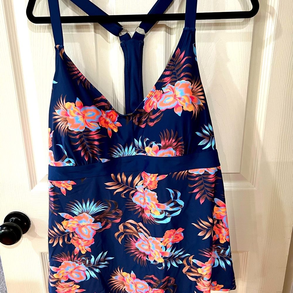 NWT Woman’s bathing suit top, 22W, beautiful blue & coral flowers.